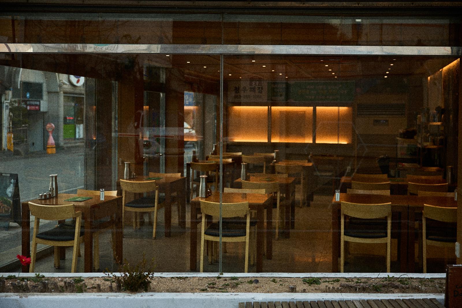 약전골목에서 바라본 청우해장 통유리 창