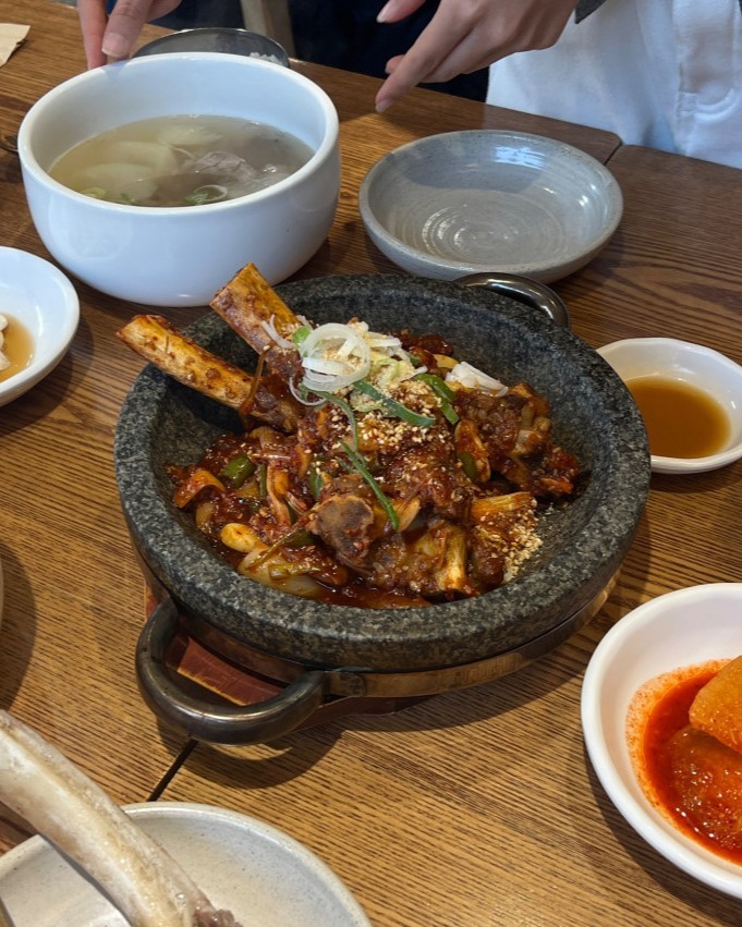 청우해장 소갈비찜 마늘폭탄 돌솥과 반찬 상차림
