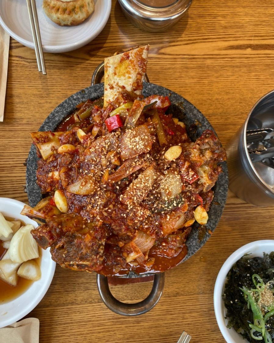 위에서 본 청우해장 소갈비찜 마늘폭탄 — 통마늘과 다진 마늘 양념